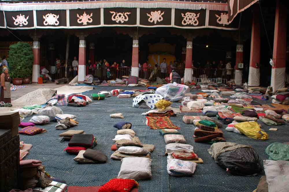 28 - Tibet - Lhasa, templo de Jokhang, patio interior
